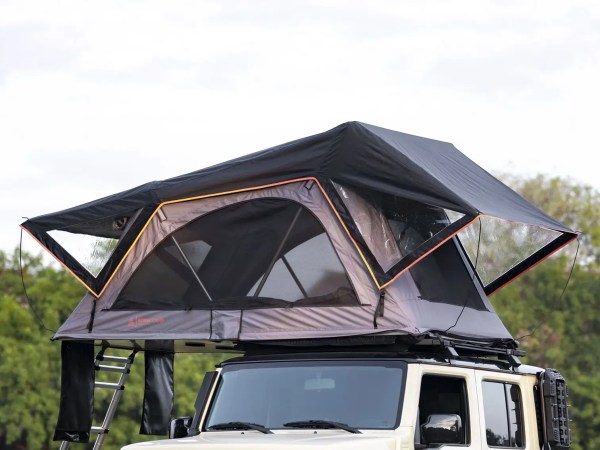 Rondane taktelt i halvåpen posisjon – sett fra siden med grønne trær i bakgrunnen.