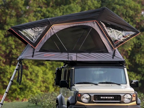 Rondane taktelt oppslått – frontvisning med store panoramavinduer.