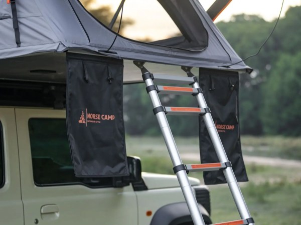 Nærbilde av sideinngang på Rondane taktelt – stige og oppbevaringspose fra Norse Camp.