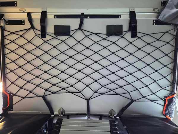 Montert tørkenett under taktelt, festet med stropper.