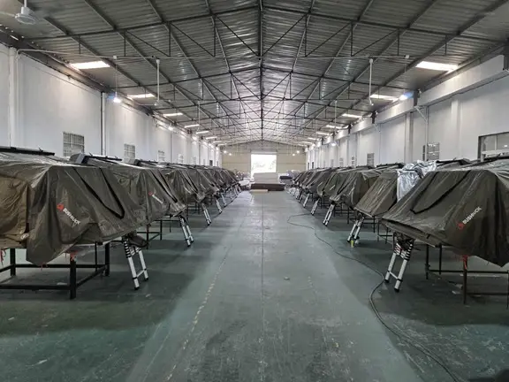 fabrikklokale med mange taktelt utstilt