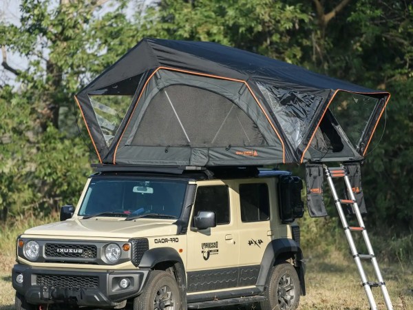 Breheimen MINI taktelt montert på Suzuki Jimny, oppslått i skogsterreng.