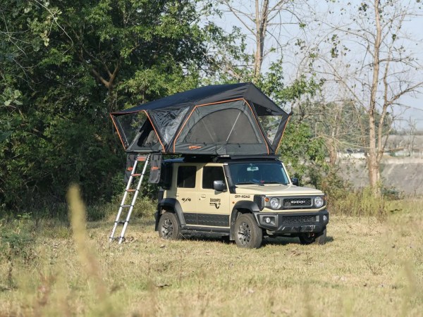Breheimen MINI taktelt i bruk ute i skogen, oppslått på Suzuki Jimny.