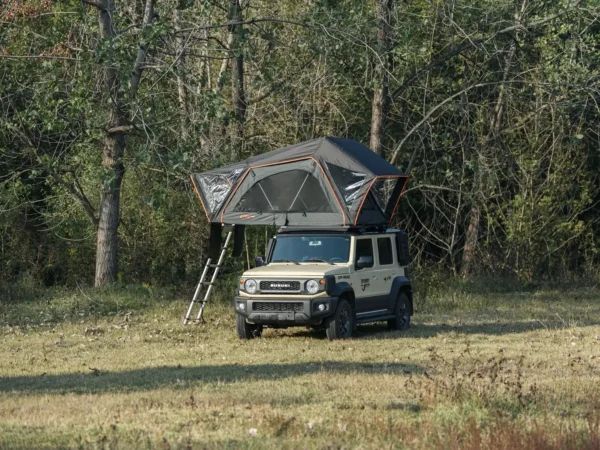 Breheimen MINI taktelt oppslått på Suzuki Jimny, sett fra siden.