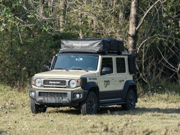 Breheimen MINI taktelt lukket på taket av Suzuki Jimny sett fra siden.