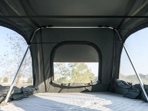 Innvendig visning av Breheimen MINI taktelt med soveflate og store vinduer.