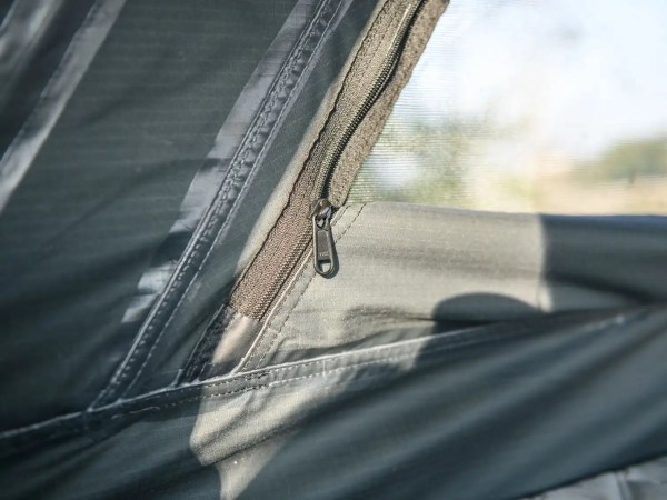 Detaljbilde av innvendig glidelås og pustende duk i Breheimen MINI taktelt.