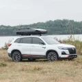 SUV med Norse Camp Romsdalen 3.0 PRO taktelt lukket under kjøring i naturlandskap
