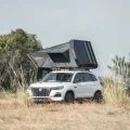Norse Camp Romsdalen 3.0 PRO taktelt montert på SUV i natur, åpnet i campingposisjon