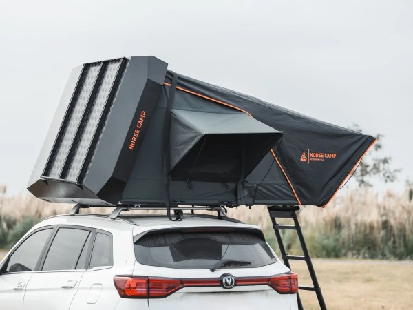 Norse Camp Romsdalen 3.0 PRO taktelt montert på bil med åpning ut til siden sett bakfra