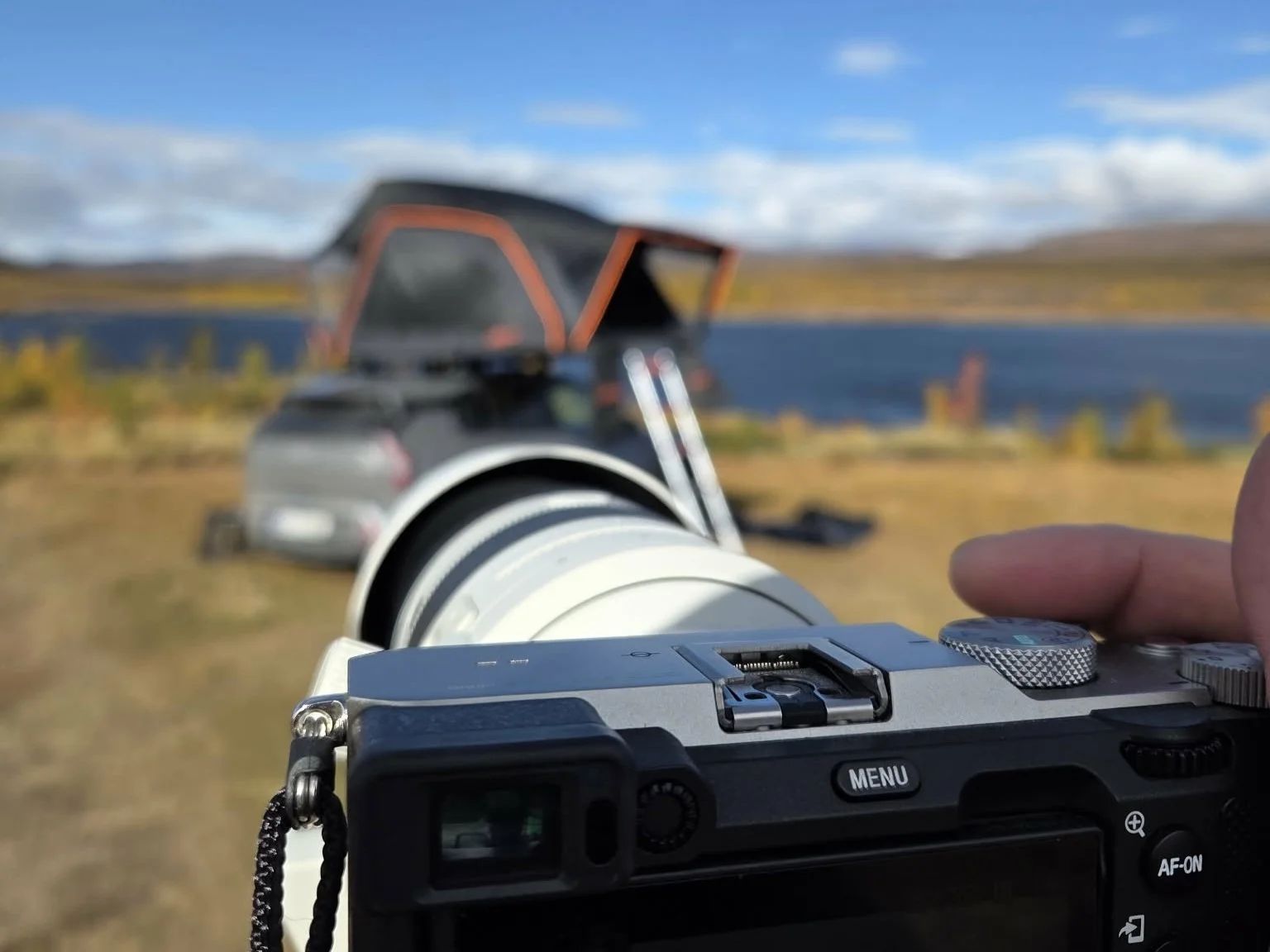 bilde av kamera som tar bilde av taktelt i natur