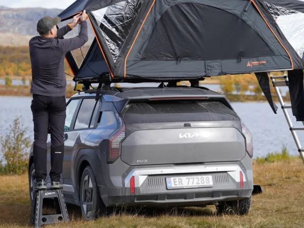Turkrakk brukt ved oppsett av taktelt på bil